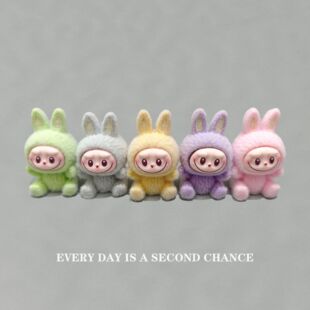 新款 饰摆件 坐姿labubu植绒搪胶公仔办公桌立体摆件工位电脑桌面装