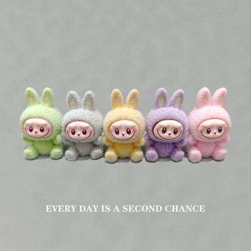 新款坐姿labubu植绒搪胶公仔办公桌立体摆件工位电脑桌面装饰摆件