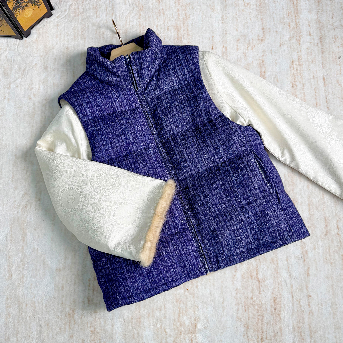 卷卷新中式”紫色格子“70姆米柞蚕丝90白鹅绒填充立领马甲冬款