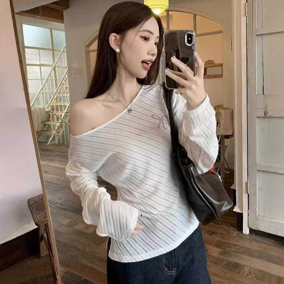 韩系chic设计感白色斜肩长袖针织打底衫女早秋甜辣妹露肩绝美上衣