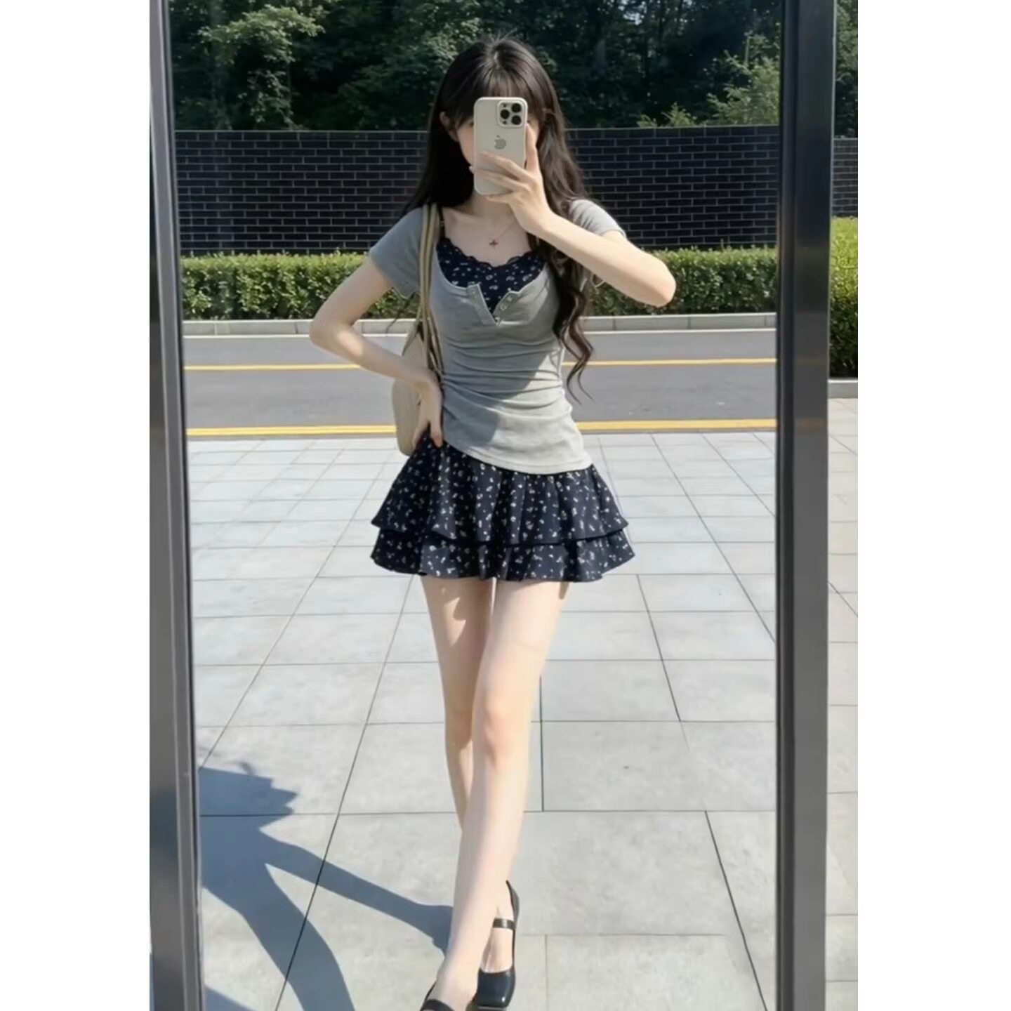 巨好看蓝色碎花吊带连衣裙子女2026新款夏季穿搭甜辣收腰短裙套装