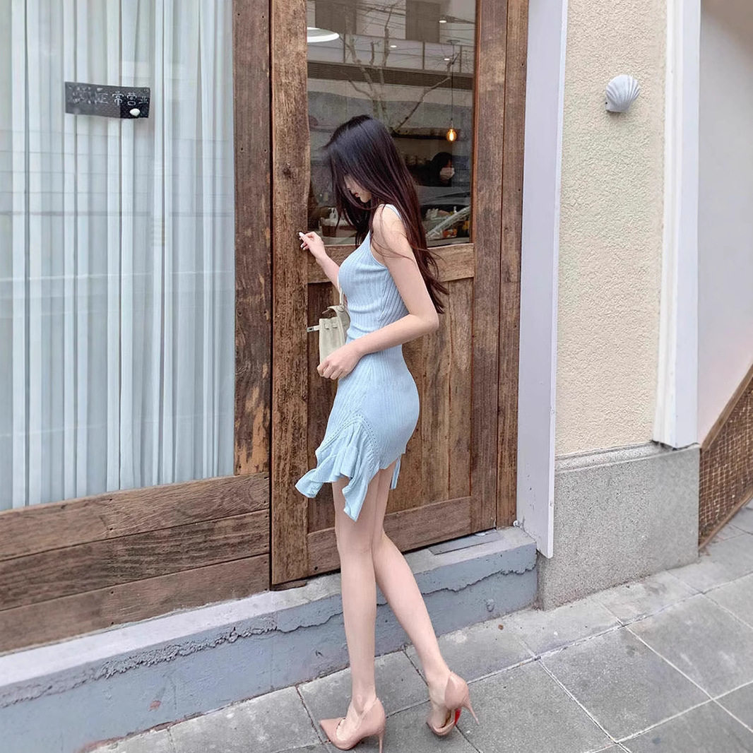 蓝色无袖吊带连衣裙女夏季温柔气质纯欲风修身显瘦不规则包臀短裙