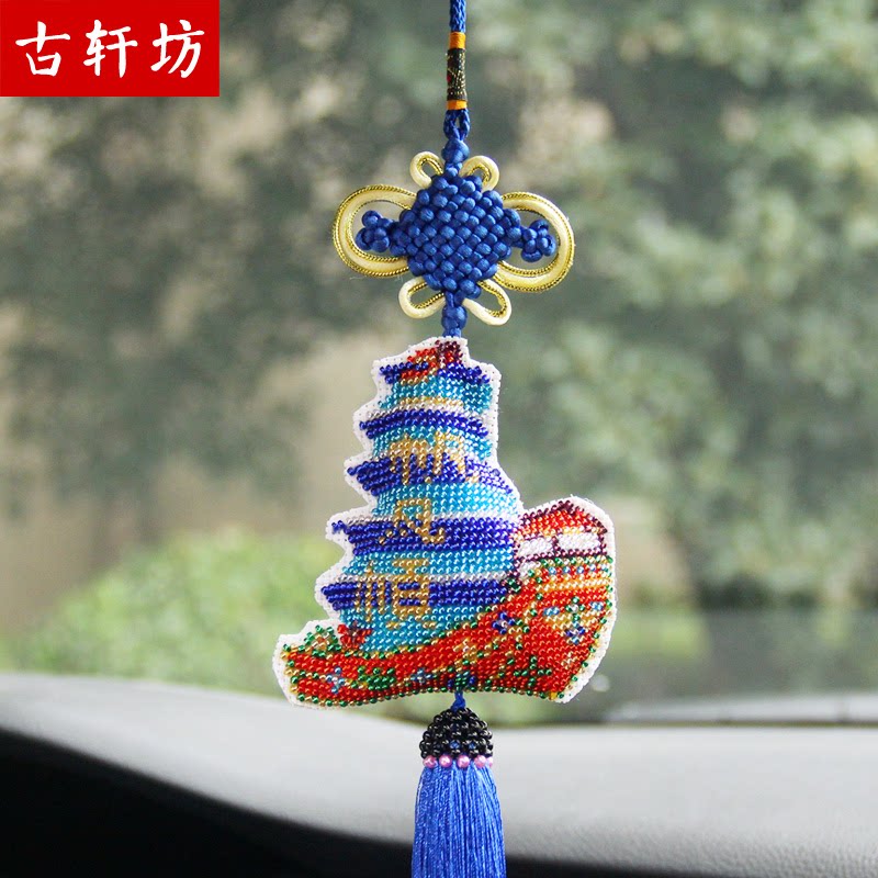 绣好的成品手工珠绣帆船车挂饰