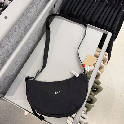 Nike月亮形饺子包出街包单肩挎包