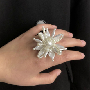 新款白色珍珠花朵法式串珠戒指夸张高级感轻奢时髦食指戒指环配饰