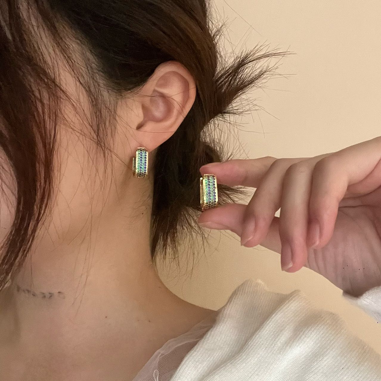 气质独特几何幻彩满钻U型耳钉女