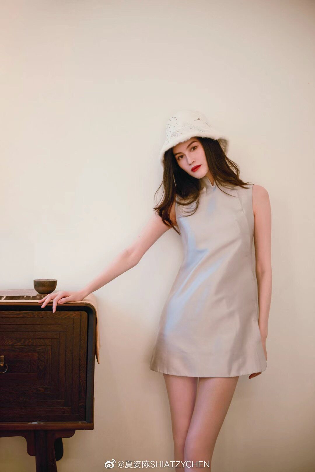 何穗夏姿风礼服中式复古立领高档精品女装修身旗袍改良连衣裙无袖