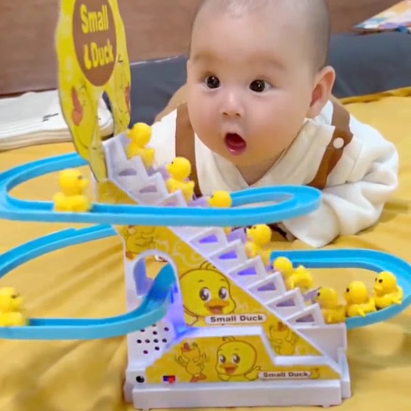 义乌小商品儿童百货小鸭子上楼梯婴儿抬头训练澄海玩具市场批发