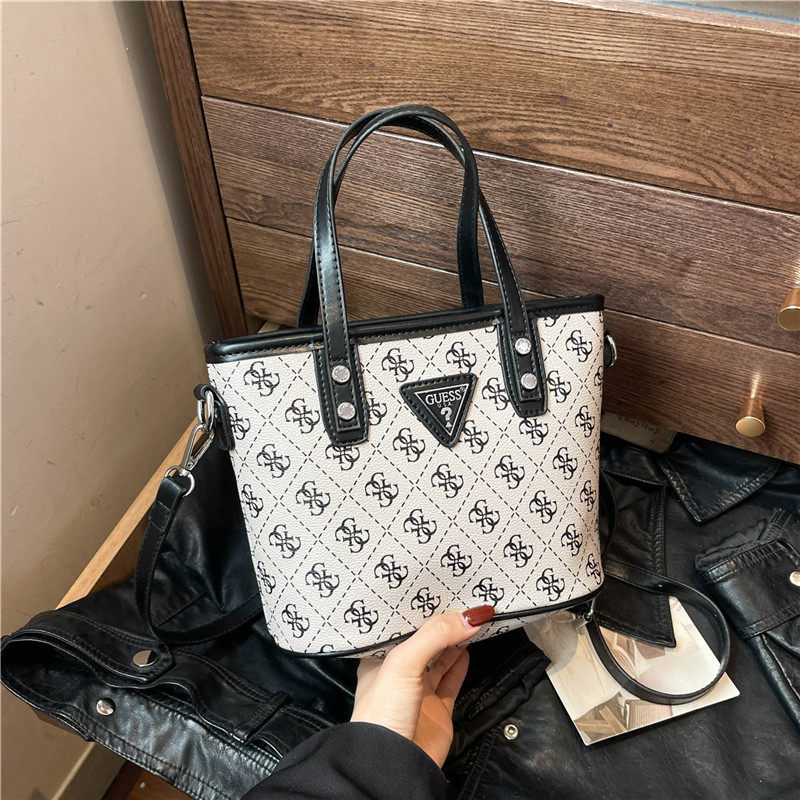 流行包包女2026新款潮流复古菜篮子手提时尚斜挎包字母印花单肩包