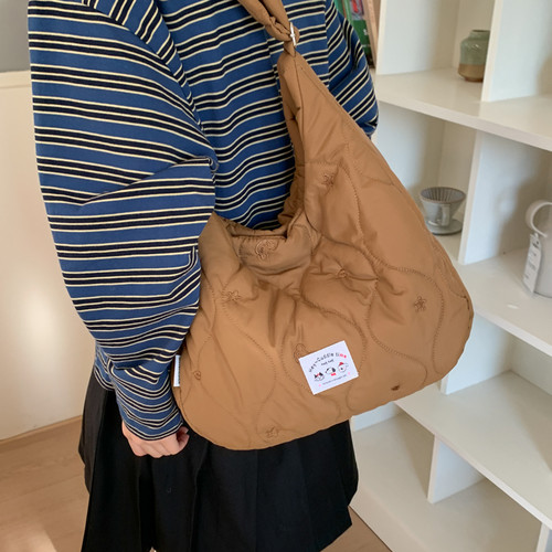 菱格绗缝棉服饺子包女轻便大容量