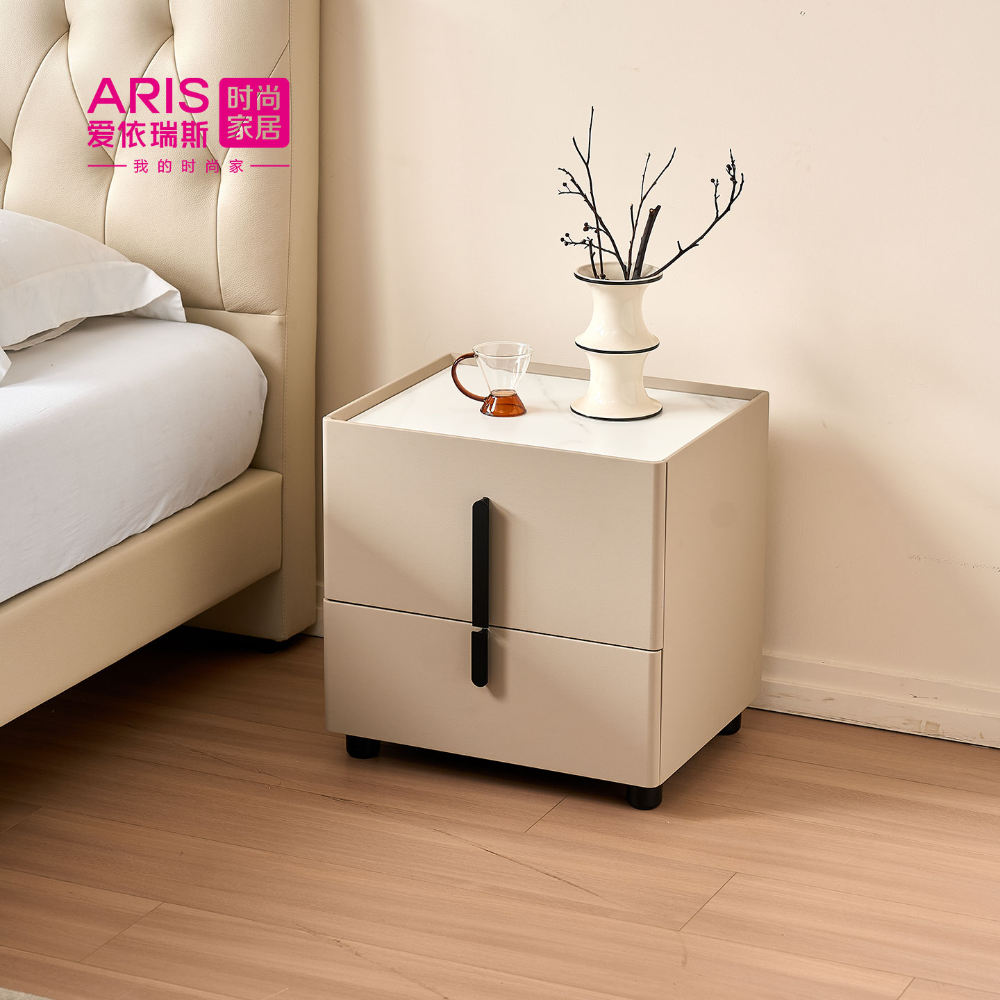 2025年新款床头柜轻奢小户型主卧