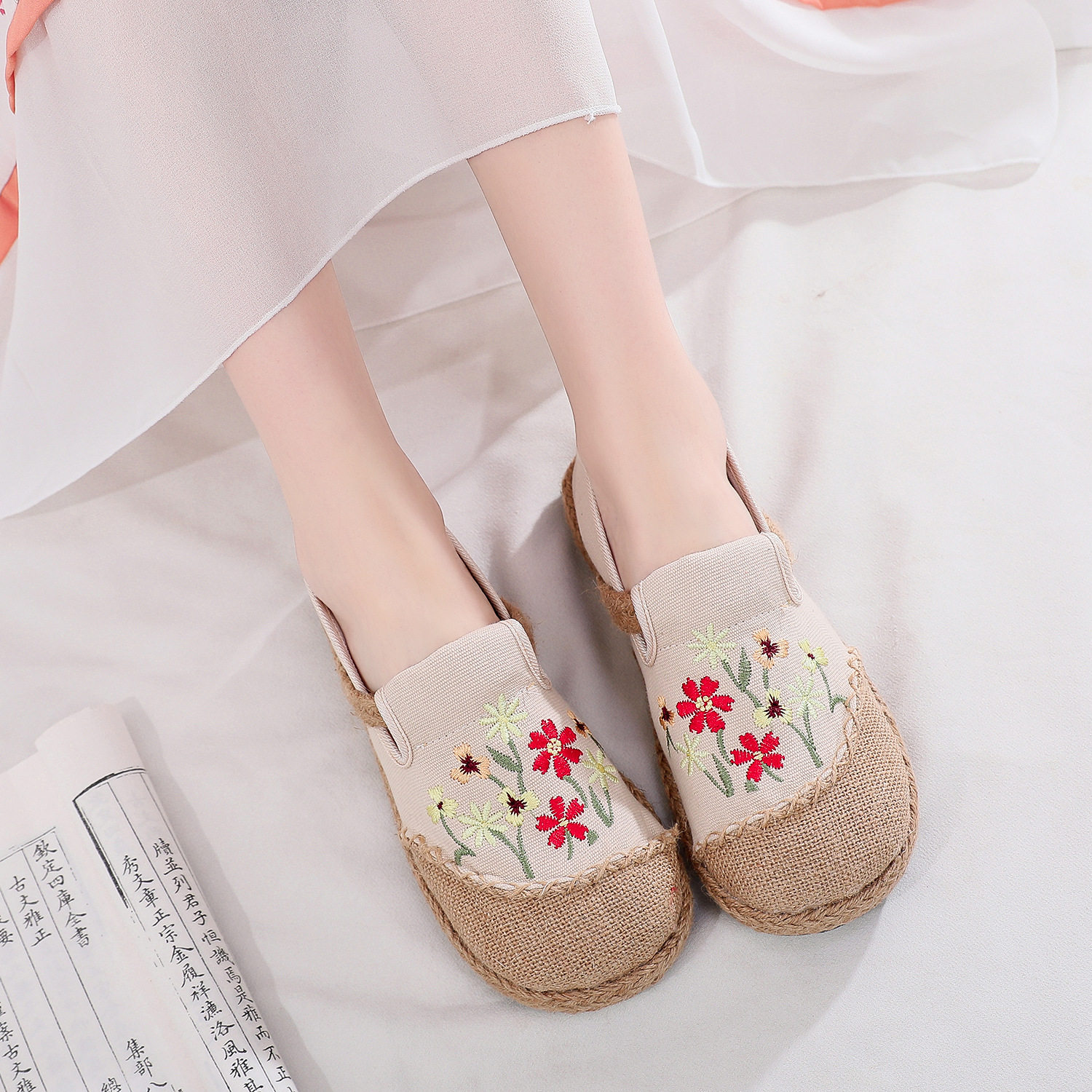 栀言 春季新品女士新款渔夫鞋平底绣花鞋芒果头一脚蹬懒人休闲鞋