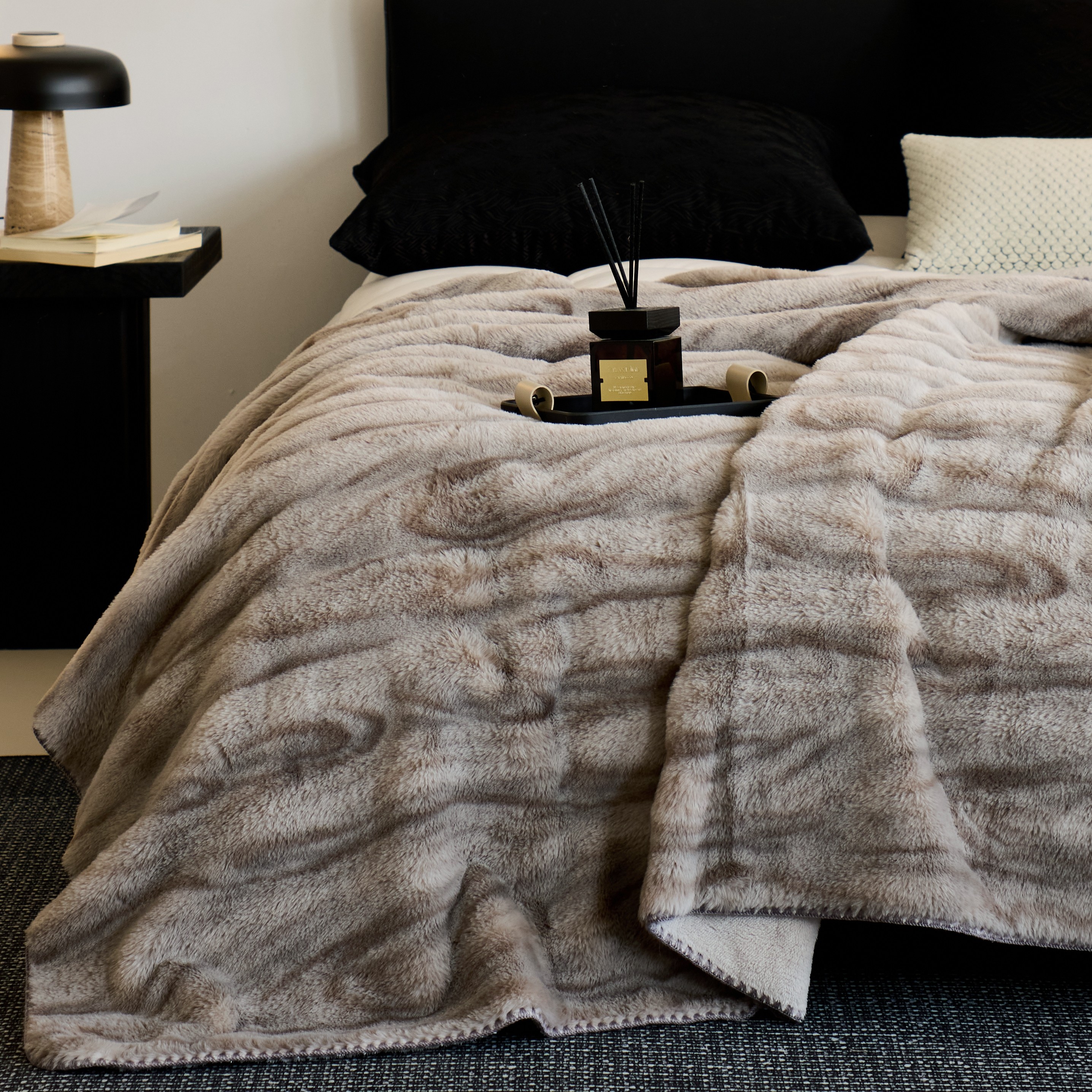 A类高端轻奢云貂绒加厚保暖仿皮草绒毯子多功能休闲户外沙发毛毯