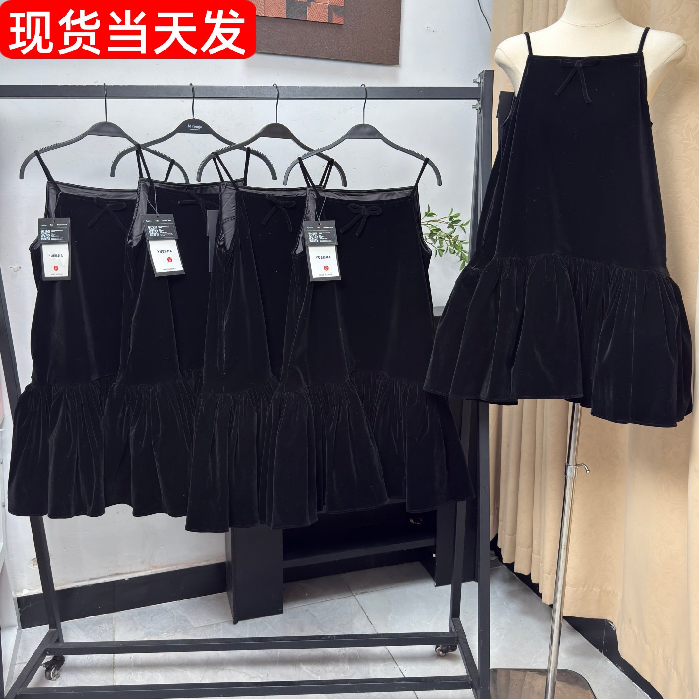 黑丝绒荷叶摆拼接吊带连衣裙