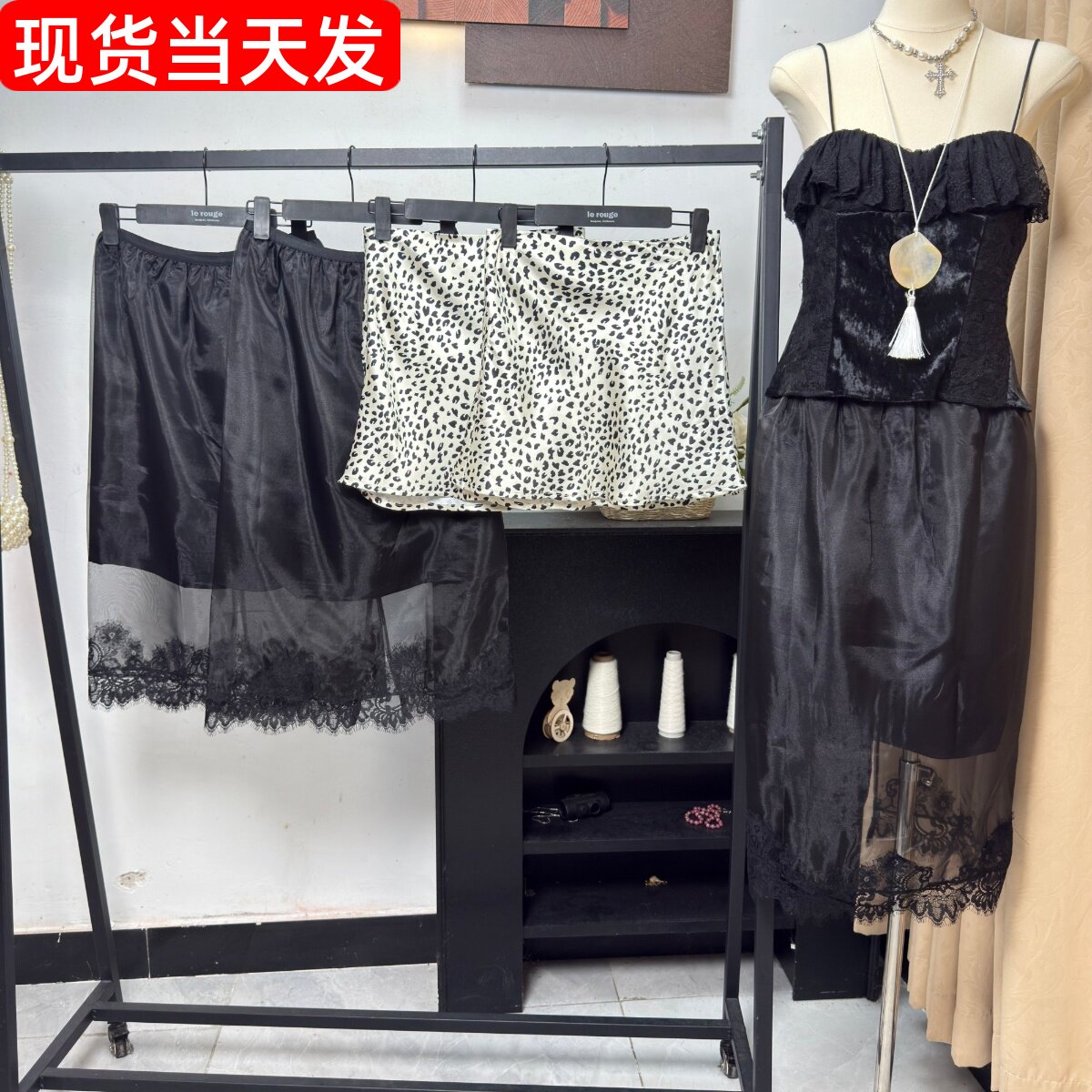 蕾丝欧根纱米杏豹纹缎面半身裙