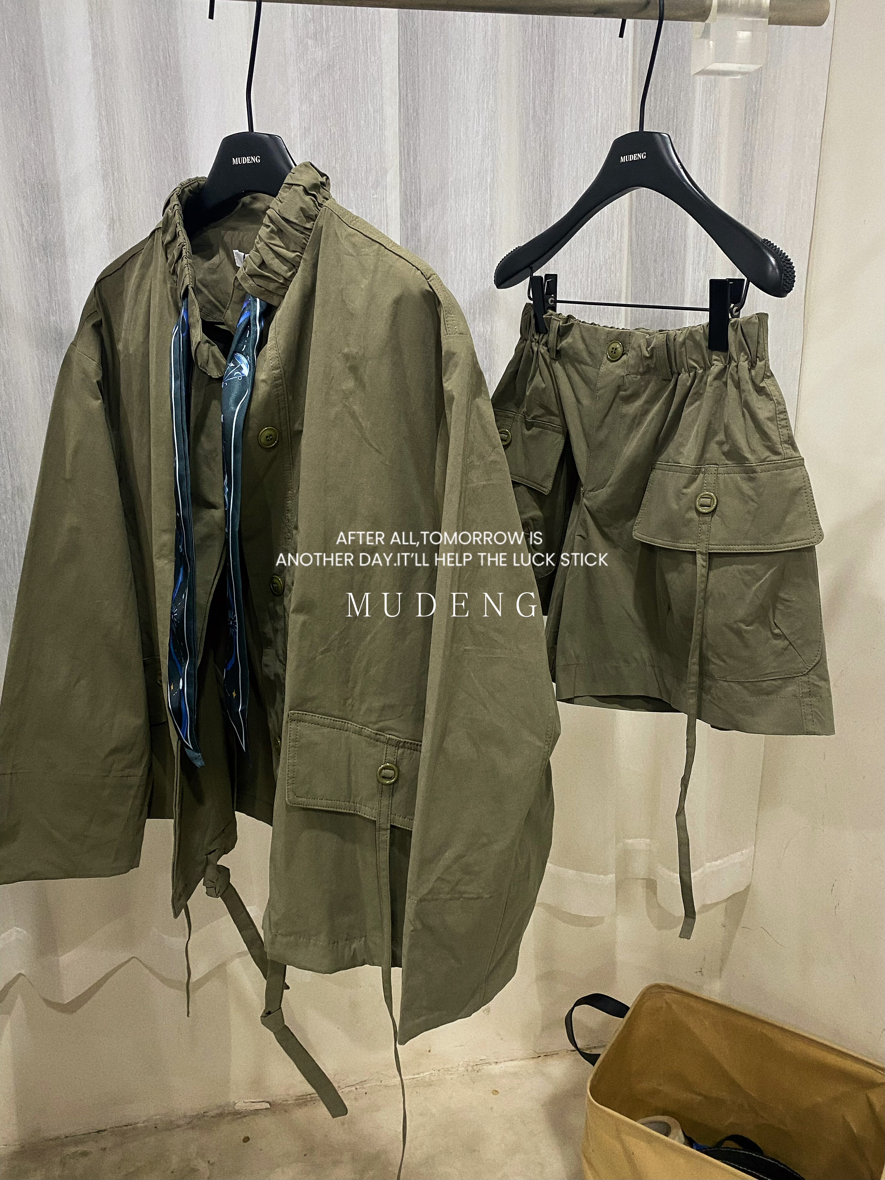 正版辛芷蕾同款工装套装女宽松风衣外套印花丝巾休闲短裤两件套潮