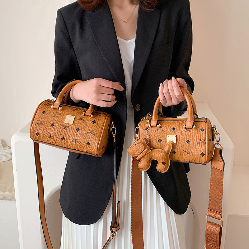 网红包包女2020新款夏季枕头包斜挎波士顿包法国质感流行ck女包潮