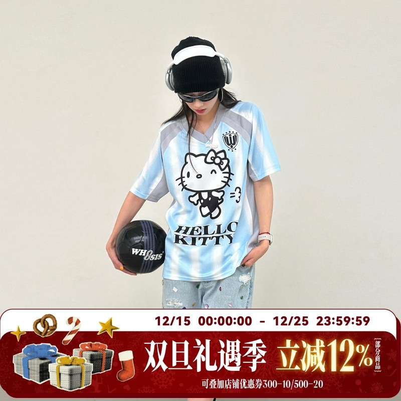 【HELLO KITTY官方联名】WHOOSIS 绣章条纹足球服短袖夏男美式潮