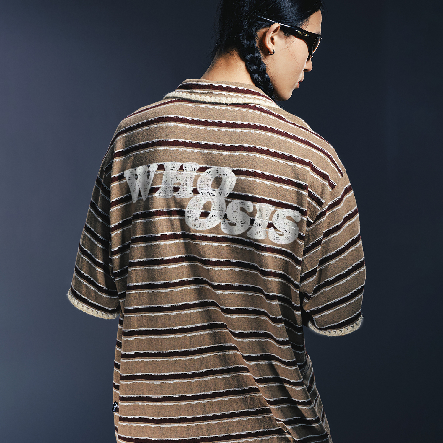 WHOOSIS（不知其名）条纹刺绣针织衬衫百搭潮流短袖夏男女宽松潮