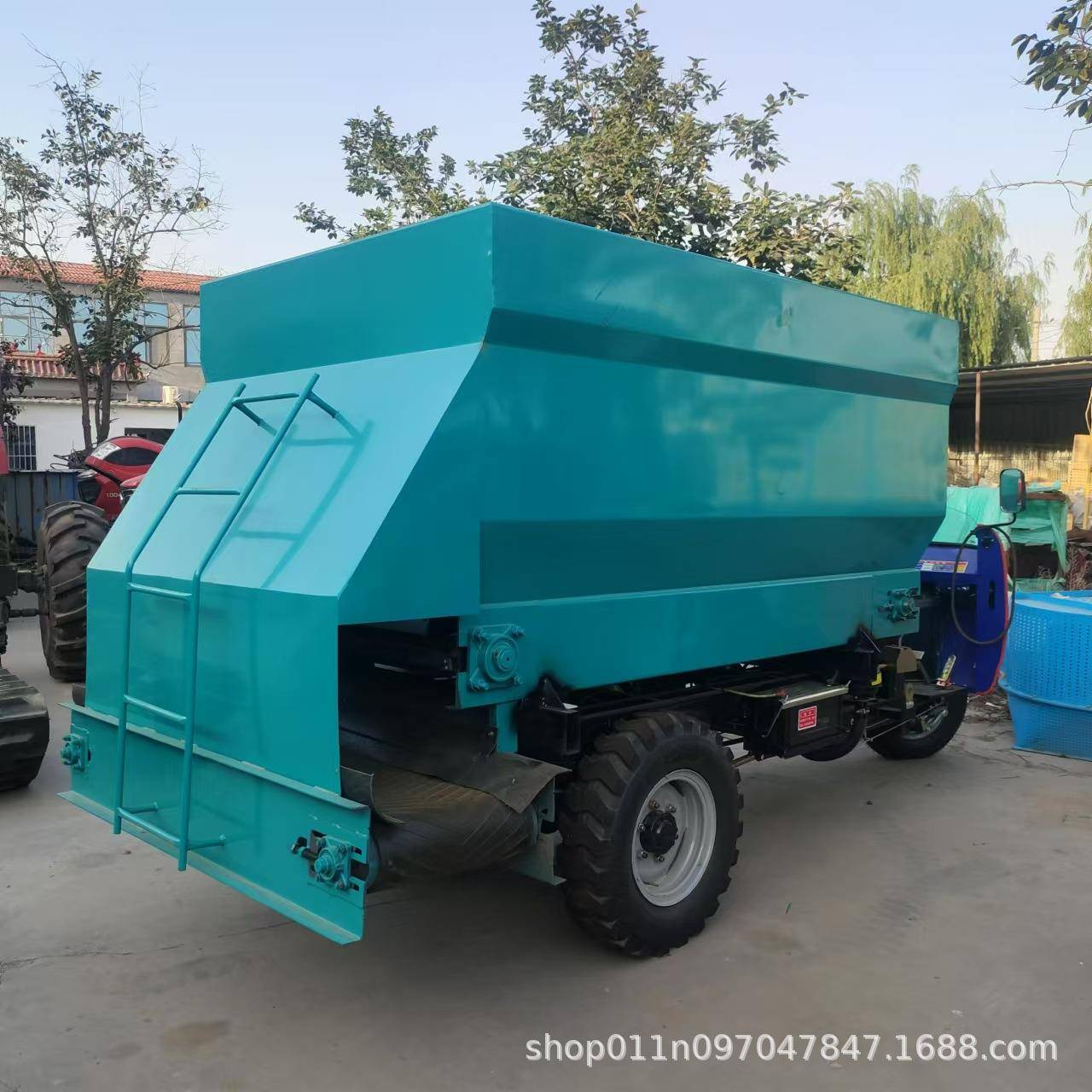 牛羊养殖场喂料车农用机动三轮撒料车五方机动饲料草料投喂车