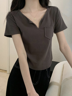 下摆弧形上衣 2025夏季 新款 不规则设计感小众v领短袖 t恤女甜辣短款