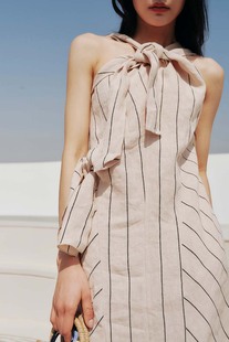 HOWL 夏日呼吸感亚麻挂脖系带条纹度假风连衣裙