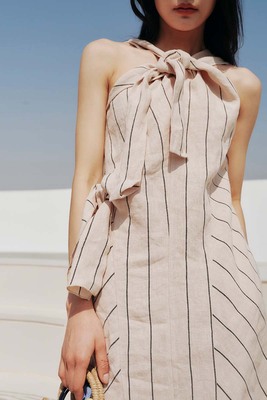 锁孔形挂脖中长连衣裙