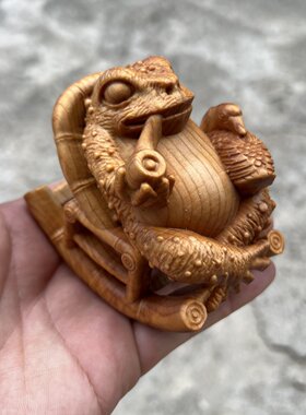 崖柏木雕刻人生三足蟾蜍手把件
