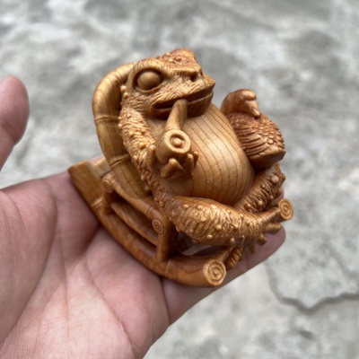 崖柏木雕刻人生三足蟾蜍手把件