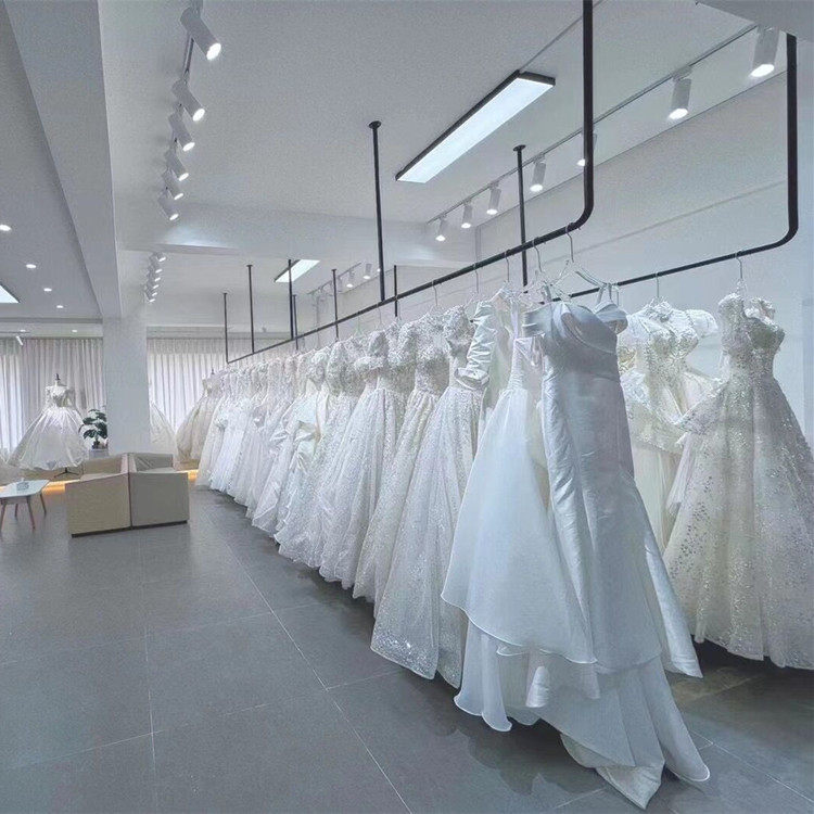 哑光黑婚纱架吊顶悬挂婚纱吊架上墙礼服陈列架女装店货架弧型订制