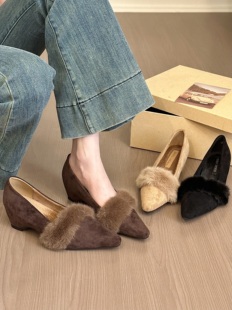 titing气质托卡!复古绒面尖头毛毛边坡跟单鞋女冬加绒内增高单鞋