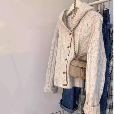 戎美衣尚牛角扣羊毛连帽开衫女秋冬温柔风麻花针织外套软糯上衣