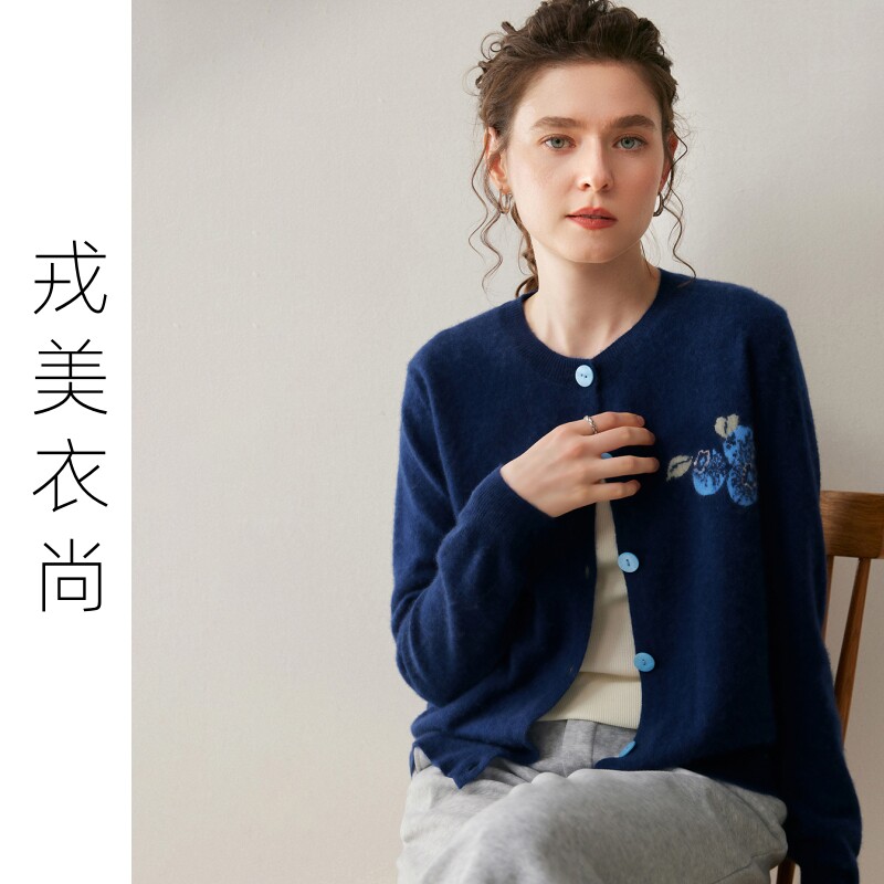 戎美衣尚山羊绒衫女蓝莓图案圆领系扣针织打底开衫毛衣宽松外套