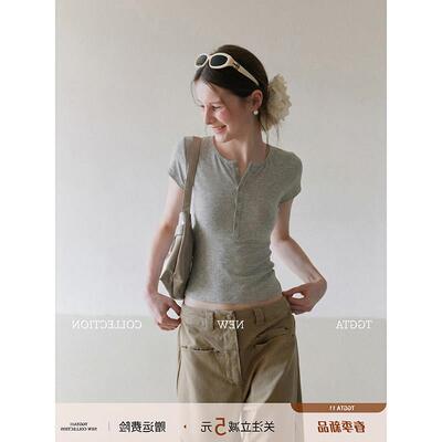 TGGTA灰色亨利领正肩短袖t恤女夏季修身紧身显瘦T恤上衣2026新款