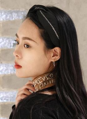 百搭时髦字母黑色发箍女宽边压发头饰女高颅顶高级感头饰2025新款