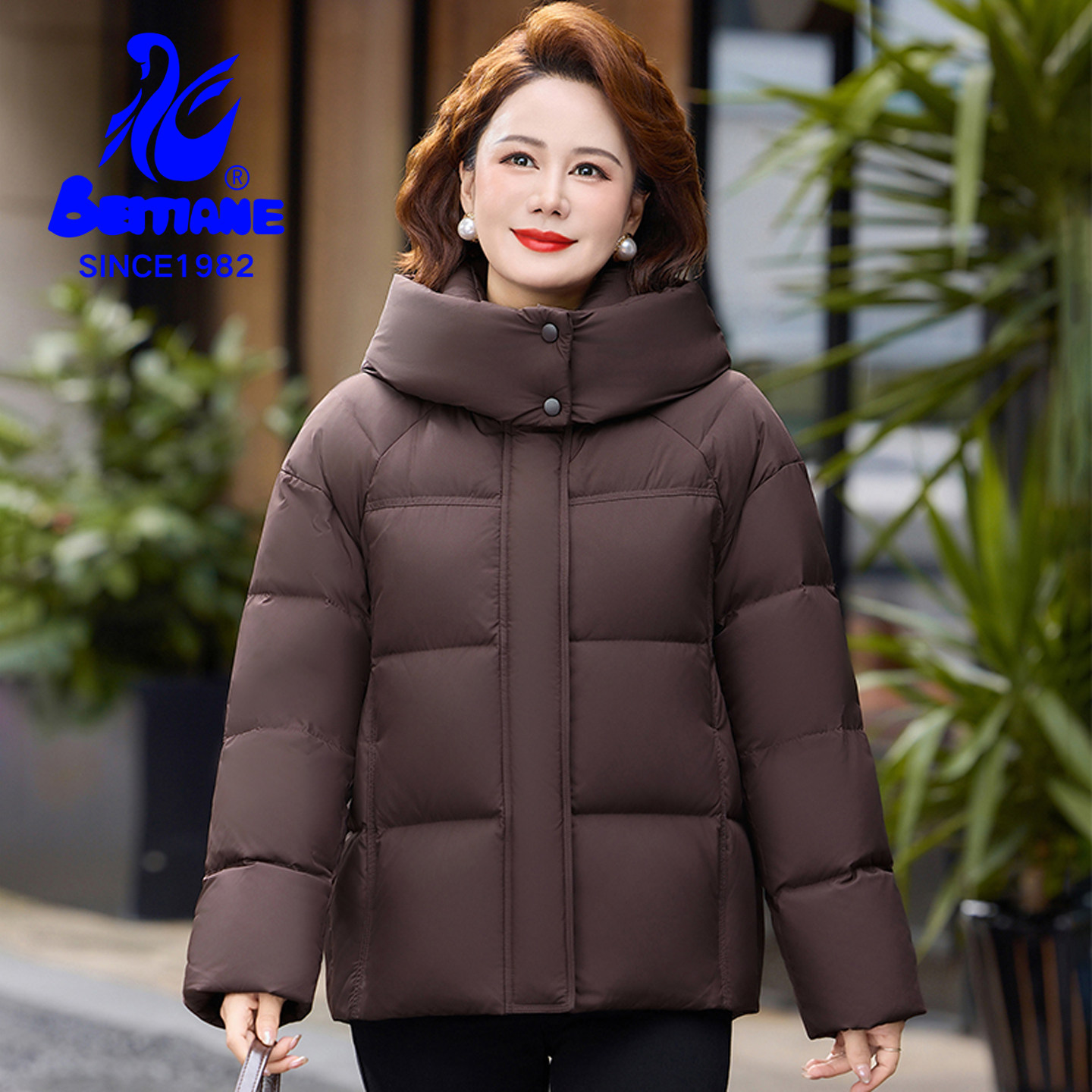 北天鹅短款羽绒服女洋气减龄加厚中老年小个子妈妈装2026冬季新款
