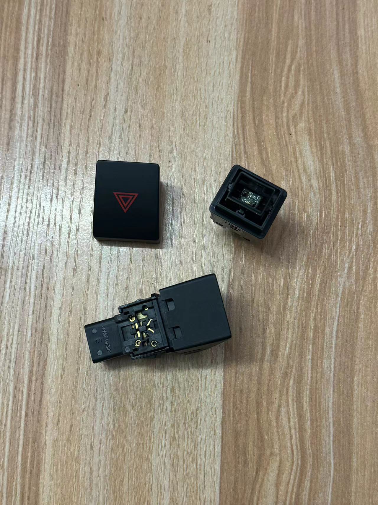 适用新轩逸危险灯开关警示灯开关