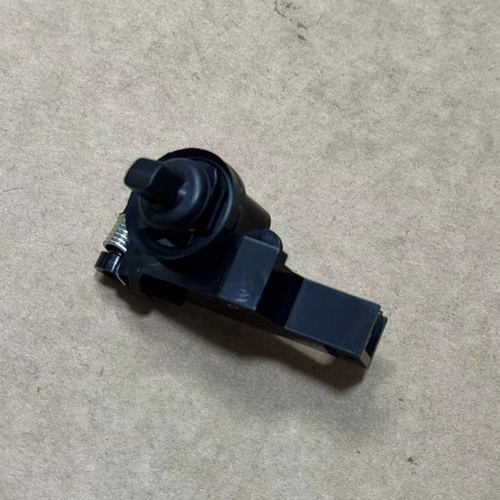 适用颐达骐达骊威轩逸油箱盖锁扣