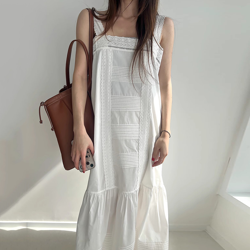 花边点缀拼接荷叶边吊带连衣裙