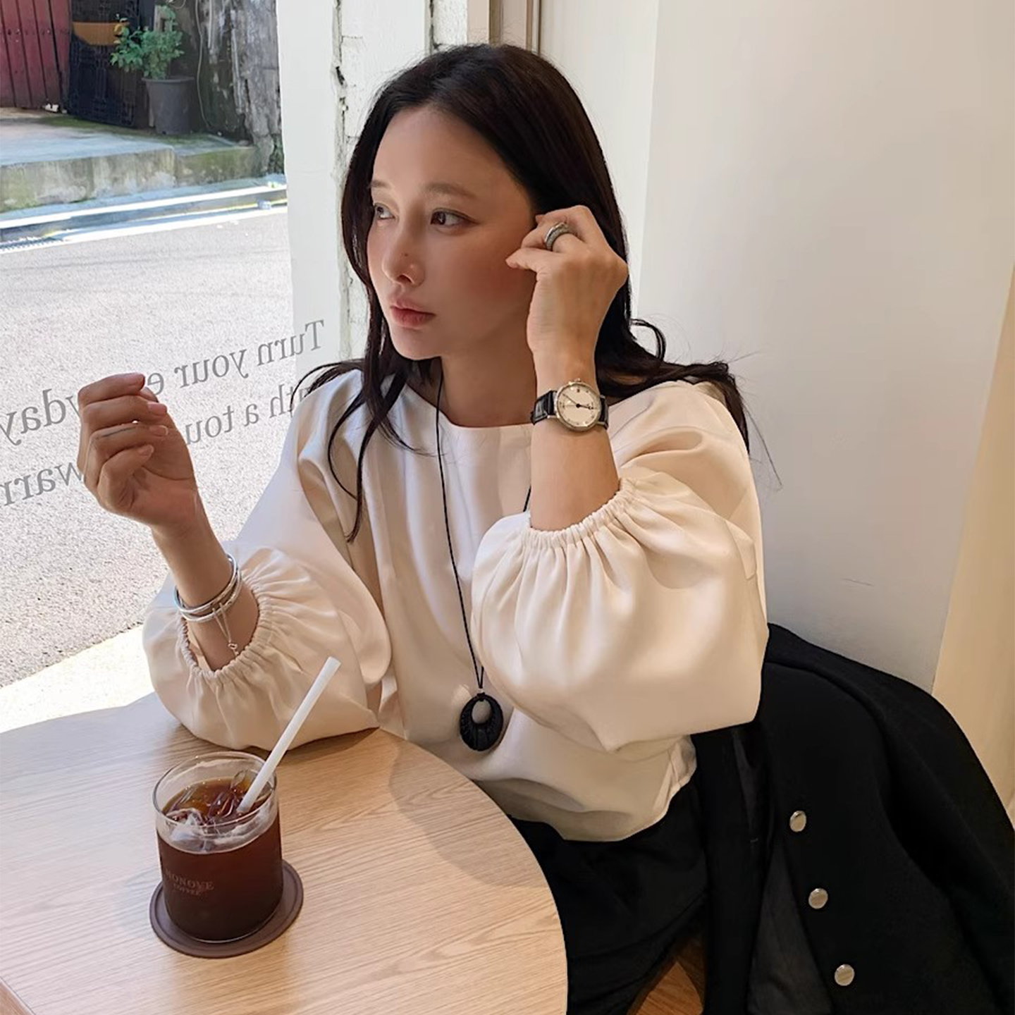 设计感一字领抽褶纯色泡泡袖衬衫