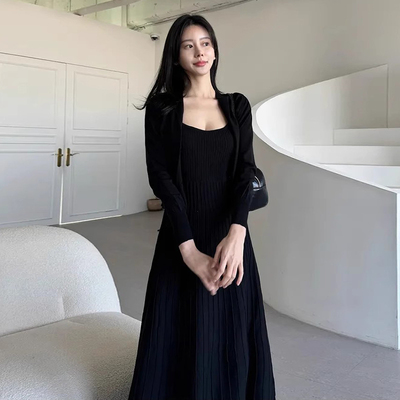 黑色吊带连衣裙+针织开衫外套