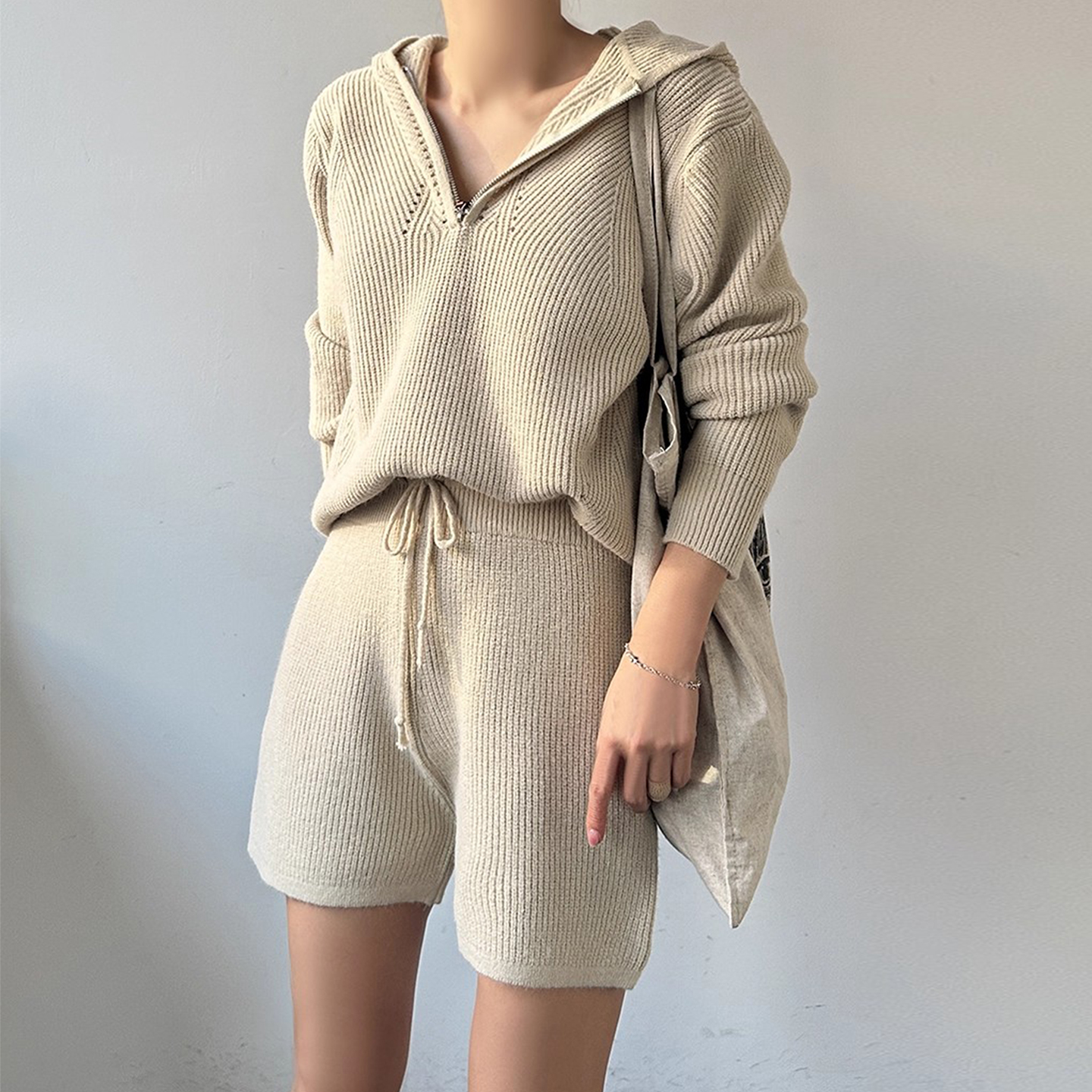 半拉链连帽毛衣+高腰针织短裤