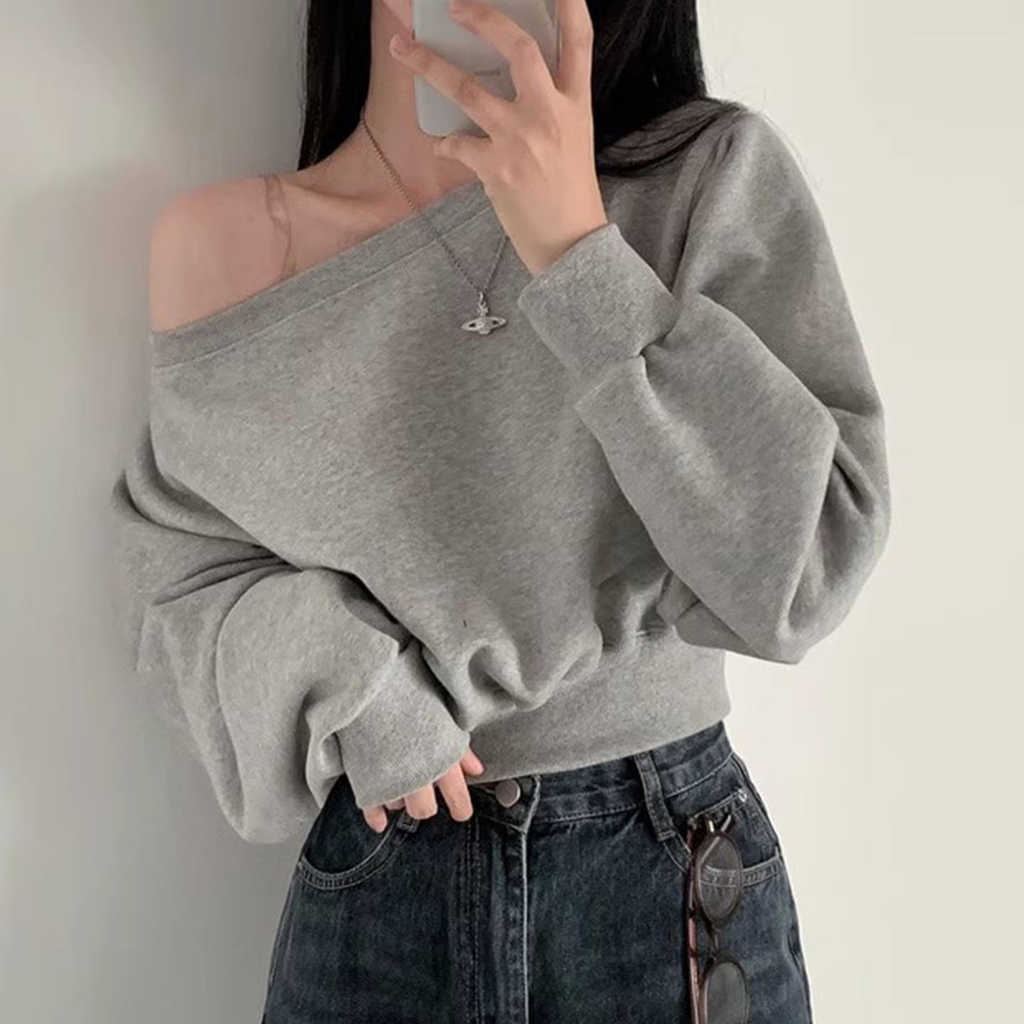 小心机斜领短款露肩纯色卫衣