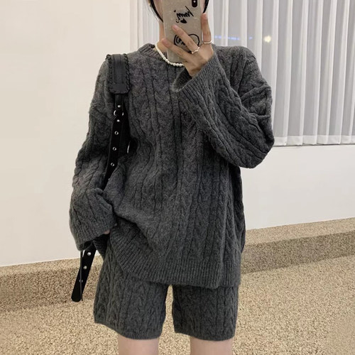 长袖麻花针织毛衣+直筒五分裤