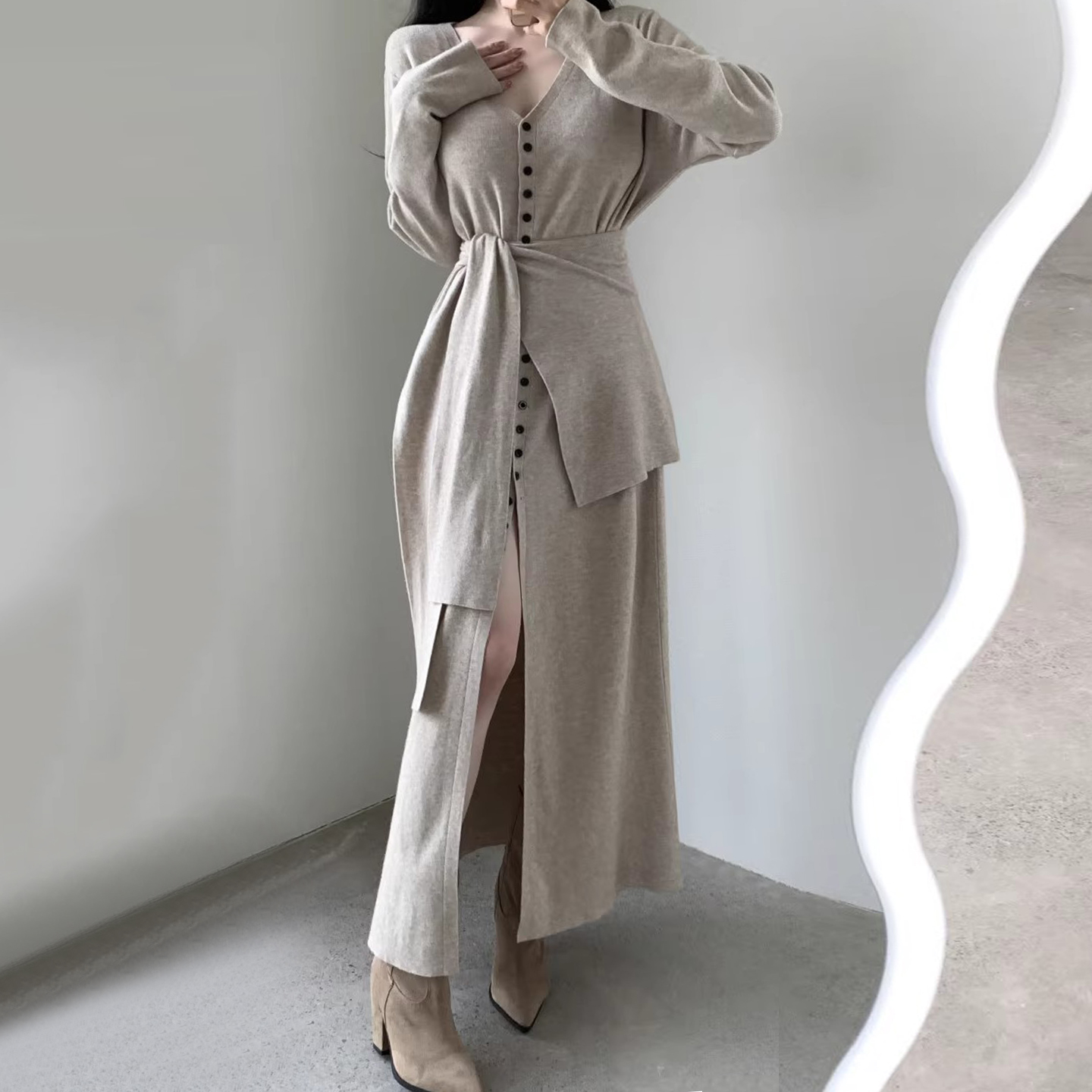 V领小排扣宽松开叉针织连衣裙