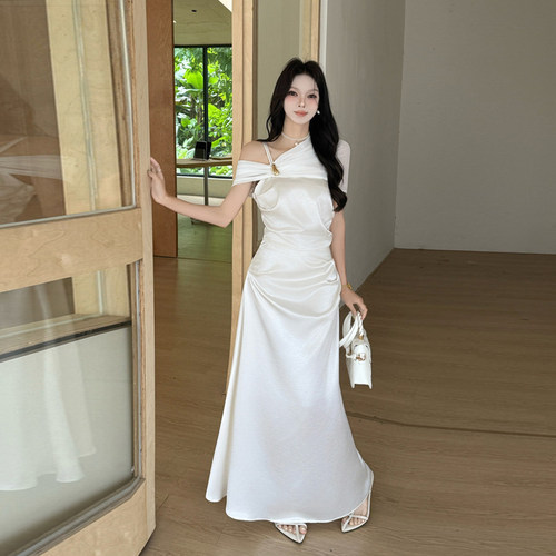 高级感斜肩金属扣缎面连衣裙女