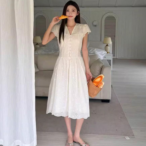 镂空刺绣V领米色飞飞袖连衣裙女