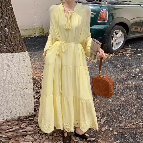 V领收腰镂空刺绣灯笼袖连衣裙女