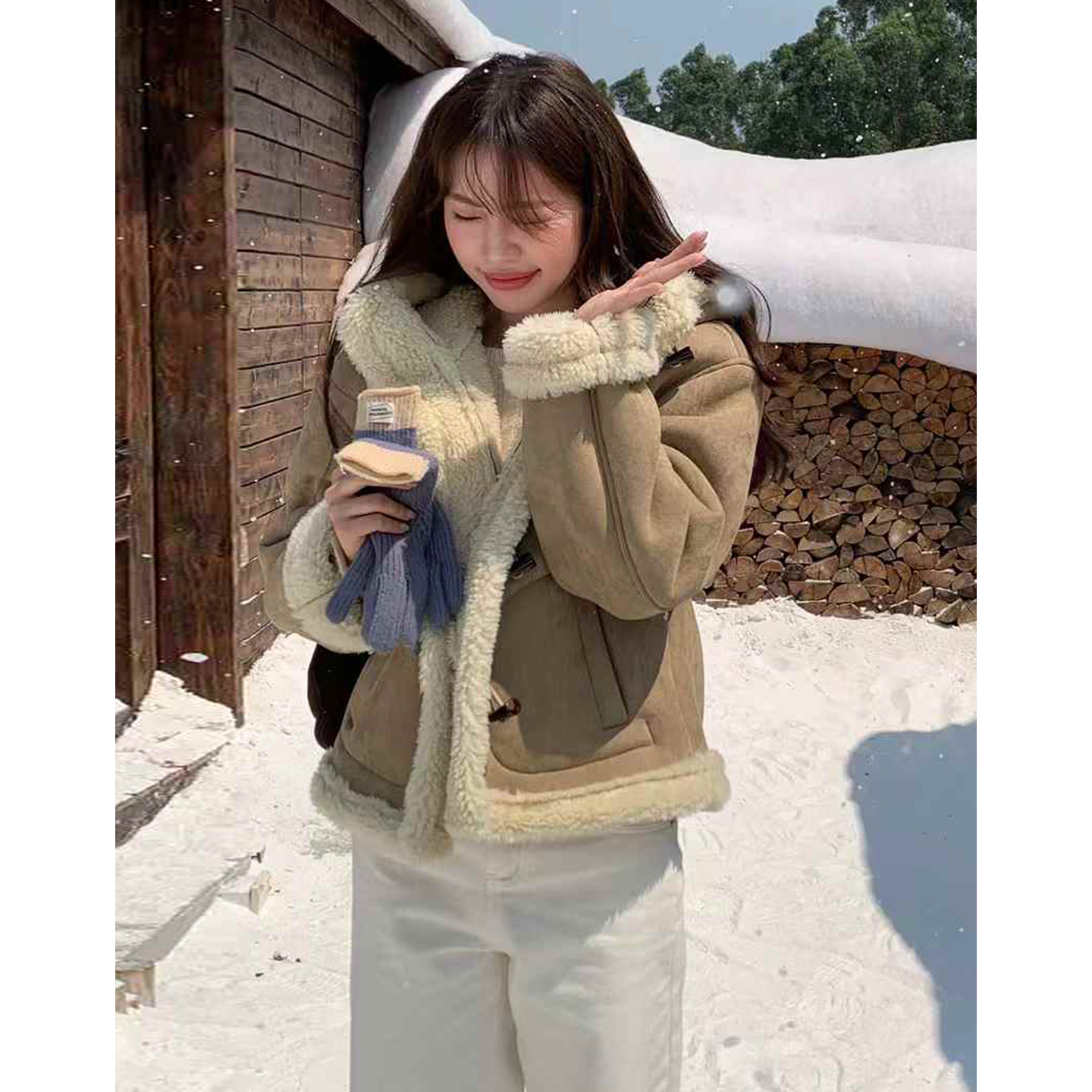 皮毛一体牛角扣短款连帽外套