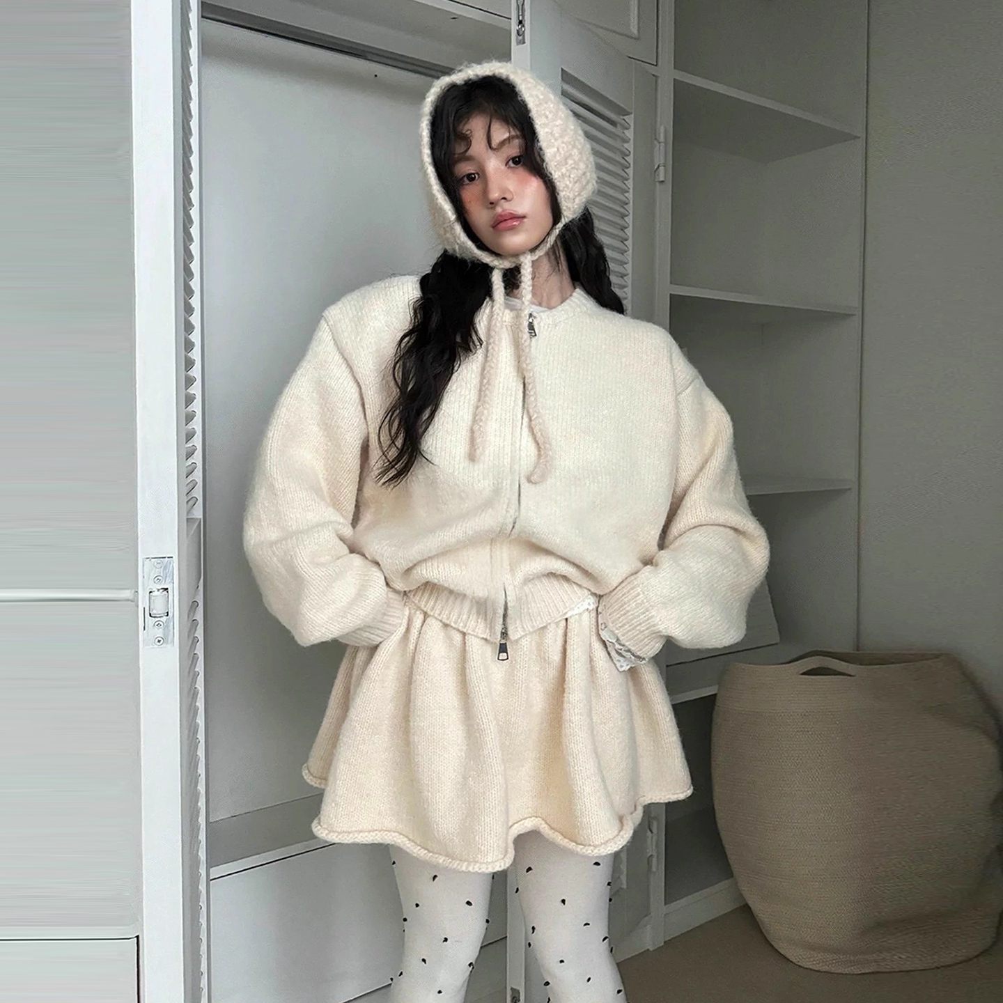 针织毛衣开衫外套+卷边半身裙